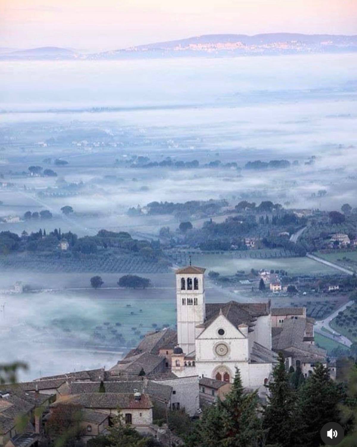 Basilica di San Francesco d'Assisi nella nebbia mattutina